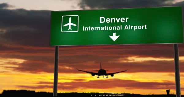 Vliegtuigsilhouet Landt Denver Colorado Aankomst Stad Met Luchthaven Richting Bord — Stockfoto