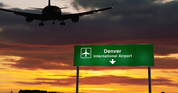 Vliegtuigsilhouet Landt Denver Colorado Aankomst Stad Met Luchthaven Richting Bord — Stockfoto