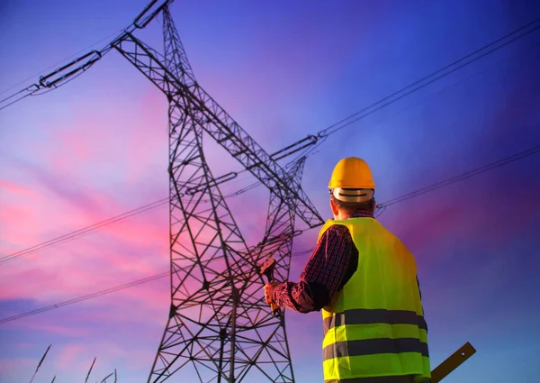 Güç hattı denetimi sırasında mühendis. Elektrikçi iş başında. Enerji santrallerinden enerji üretimi ve tedariği.