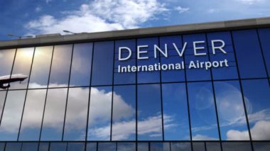 Jet uçakları Denver, Colorado 'ya iniyor, ABD 3D canlandırma. Cam havaalanı terminali ve uçağın yansıması ile şehre varış. Seyahat, iş, turizm ve ulaşım kavramı.