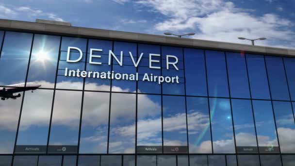 喷气式飞机降落在美国科罗拉多州丹佛的3D渲染动画 带着玻璃机场候机楼和飞机的倒影到达城市 旅游和运输概念 — 图库视频影像