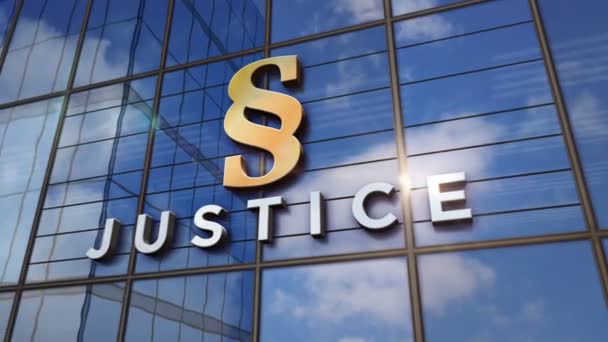 Sąd Sprawiedliwości Symbolem Paragrafu Szklanym Budynku Lustrzane Niebo Nowoczesna Fasada — Wideo stockowe