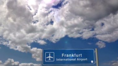 Jet uçağı Frankfurt, Almanya, Avrupa 'ya iniyor. Havaalanı istikameti işaretli şehir gelişi. Seyahat, iş, turizm ve ulaşım konsepti. 3B canlandırma canlandırması.