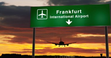 Uçak silueti Frankfurt, Almanya, Avrupa 'ya iniyor. Havaalanı yön tabelasıyla ve arka planda gün batımıyla şehre vardık. Trip ve ulaşım konsepti 3d illüstrasyon.