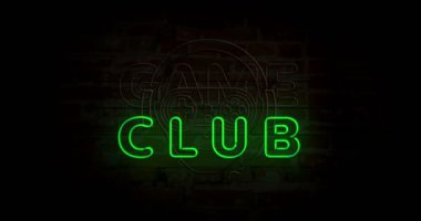 Oyun kulübü, duvarında neon sembolü olan bir oyun kulübü. Video oyunu ve esport 'lu ampuller. Döngüsüz ve kusursuz soyut konsept animasyonu.