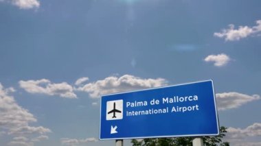 Palma de Mallorca, Balearic İspanya 'ya bir jet uçağı iniyor. Havaalanı istikameti işaretli şehir gelişi. Seyahat, iş, turizm ve ulaşım konsepti. 3B canlandırma canlandırması.