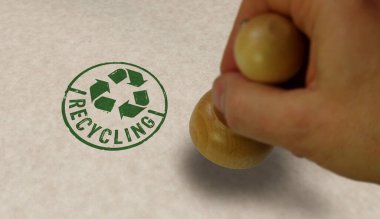 Geri dönüşüm pulu ve damgalı el. Geri dönüşüm sembolü, oklar, geri dönüşümlü materyaller, çevresel koruma ve dünya güvenliği kavramı.