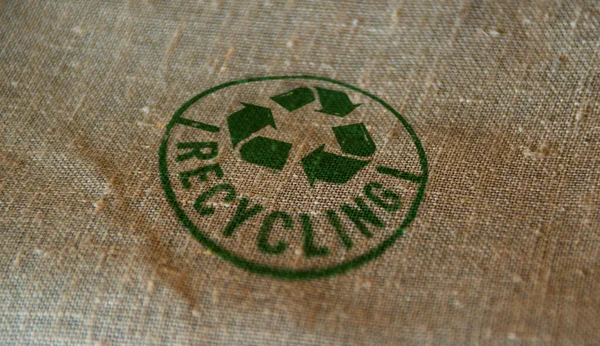 Pieczęć Recyklingu Wydrukowana Worku Płóciennym Symbol Recyklingu Strzałki Materiały Nadające — Zdjęcie stockowe