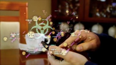 Akıllı telefonun etrafındaki küresel virüs salgını sembolleri Covid-19. Anahtar sözcükler cep telefonu ve parmaklar üzerinde uçuyor. Koronavirüs ve tıbbi bilgi aranıyor.