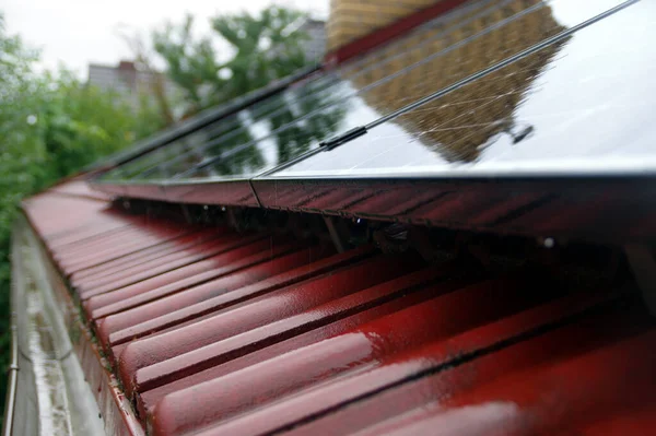 Çatıdaki Islak Güneş Panelleri Yağmurda Fotovoltaik Enerjisi — Stok fotoğraf