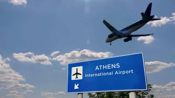飞机的轮廓降落在希腊雅典 城市到达与国际机场方向的标志板和蓝天为背景 旅行和运输概念 — 图库照片