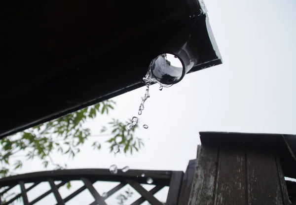 Des Gouttes Pluie Tombent Gouttière Pluie Automne Grandes Gouttes Eau — Photo