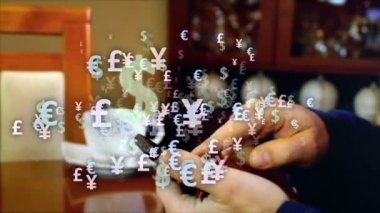 Dollar, Euro, Yen ve Pound sembolleri ellerinde akıllı telefonun etrafında. Para cep telefonu ve parmaklarının üzerinde uçuyor. Maliye, ekonomi, iş dünyası, kriz, iş adamı ve başarı kavramı.