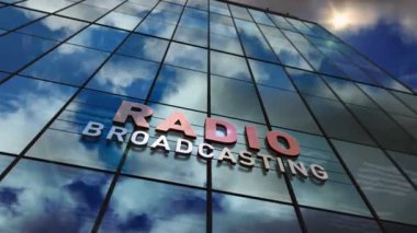 Cam gökdelendeki radyo istasyonu. Zaman atlamalı döngü modern bina. Yayın stüdyosu, haber medyası ve iletişim konsepti. Döngüsüz 3B canlandırma canlandırması.
