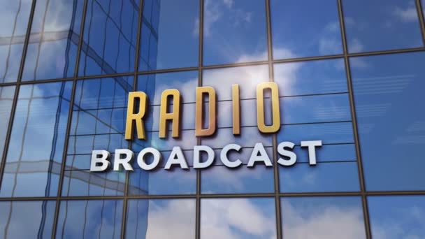 Znak Radiowy Szklanym Budynku Stacja Nadawcza Antenie Media Informacyjne Koncepcja — Wideo stockowe