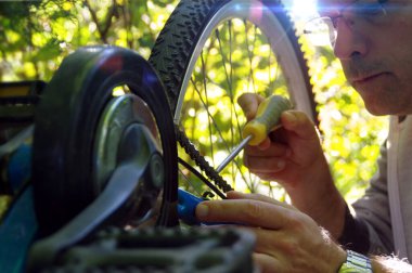 Dışarıda bisikletle ilgileniyordum. Bisikletteki bir kazığın üzerindeki zincirin tamiri.