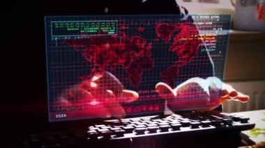 Dünya haritası. Kamera hud ekran ve klavye çalan adam etrafında hareket eder. Küresel iş, ağ oluşturma, küreselleşme, bağlantı ve siber uzay ekranda. Gelecekçi kavram.