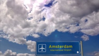 Hollanda, Hollanda, Amsterdam 'a Jet uçağı iniyor. Havaalanı istikameti işaretli şehir gelişi. Seyahat, iş, turizm ve ulaşım konsepti. 3B canlandırma canlandırması.