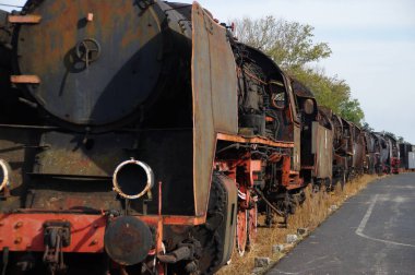 Buharlı lokomotif. Eski paslı demiryolu makinesi. Retro kömür endüstrisi.