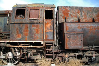 Tarihi kömür treni. Paslı buharlı lokomotifi unutmuşum. Retro makineler için nostalji.