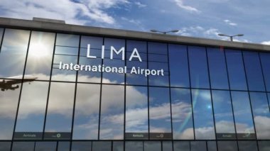Jet uçakları Lima, Peru 'ya iniş yapıyor. Cam havaalanı terminali ve uçağın yansıması ile şehre varış. Seyahat, iş, turizm ve ulaşım kavramı.