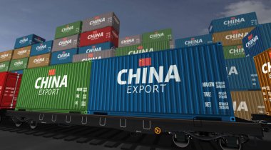 Çin bir yük vagonunda üretim ve ithalat konteynırları ihraç ediyor. Demiryolu tren taşımacılığı ve Çin bayrağı taşıyan nakliye konsepti..