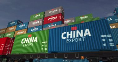 Çin bir yük vagonu döngüsünde üretim ve ithalat konteynırları ihraç ediyor. Demiryolu tren taşımacılığı ve Çin bayrağı taşıyan nakliyat işi. 3B döngü ve kusursuz canlandırma.