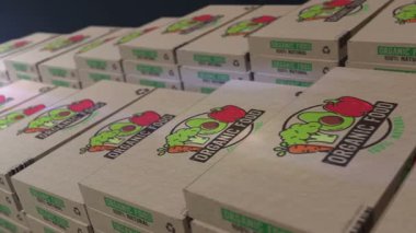 Sebzeler sağlıklı diyet kutusu üretim hattı. GDO modifiye edilmemiş karton paket fabrikası. Soyut kavram 3D döngüsüz dikişsiz.