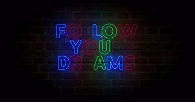 Duvardaki neon ışıklı rüyalarınızı takip edin. Pozitif motivasyon sloganı: Ampuller. Döngüsüz ve kusursuz soyut konsept animasyonu.