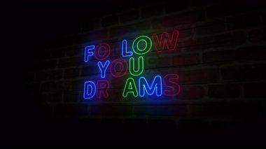 Duvardaki neon ışıklı rüyalarınızı takip edin. Pozitif motivasyon sloganı: Ampuller soyut kavram.