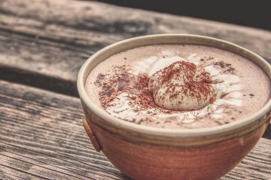 Eski bir ahşap tahta bardak sıcak çikolata