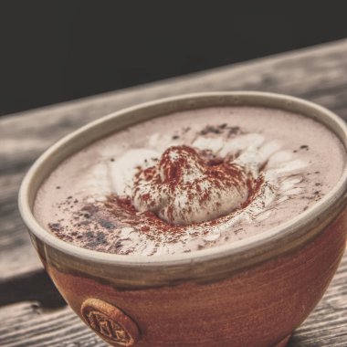 Eski bir ahşap tahta bardak sıcak çikolata