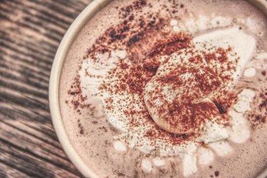 Eski bir ahşap tahta bardak sıcak çikolata