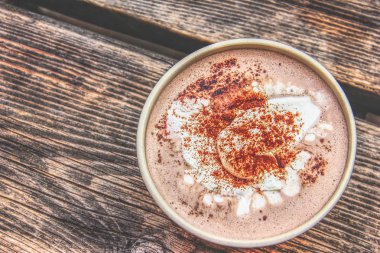 Eski bir ahşap tahta bardak sıcak çikolata