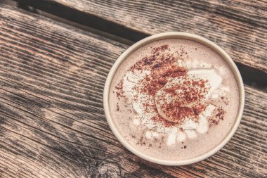 Eski bir ahşap tahta bardak sıcak çikolata