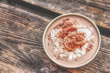 Eski bir ahşap tahta bardak sıcak çikolata