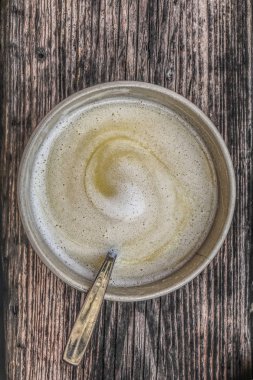 Eski bir ahşap tahta üzerinde bardak sıcak çikolata //Cup sıcak çikolata