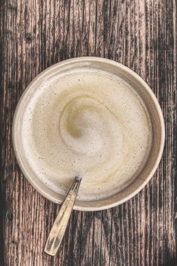 Eski bir ahşap tahta üzerinde bardak sıcak çikolata //Cup sıcak çikolata