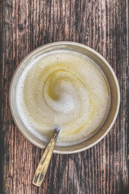 Eski bir ahşap tahta üzerinde bardak sıcak çikolata //Cup sıcak çikolata