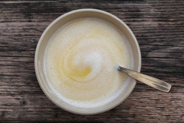 Eski bir ahşap tahta üzerinde bardak sıcak çikolata //Cup sıcak çikolata