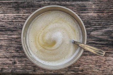 Eski bir ahşap tahta üzerinde bardak sıcak çikolata //Cup sıcak çikolata