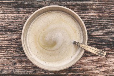 Eski bir ahşap tahta üzerinde bardak sıcak çikolata //Cup sıcak çikolata