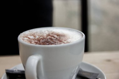 Eski bir ahşap tahta üzerinde bardak sıcak çikolata //Cup sıcak çikolata