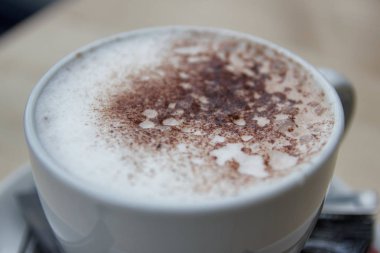 Eski bir ahşap tahta üzerinde bardak sıcak çikolata //Cup sıcak çikolata