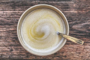 Eski bir ahşap tahta üzerinde bardak sıcak çikolata //Cup sıcak çikolata