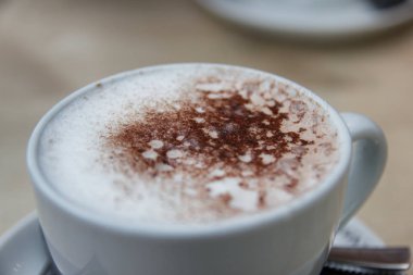 Eski bir ahşap tahta üzerinde bardak sıcak çikolata //Cup sıcak çikolata