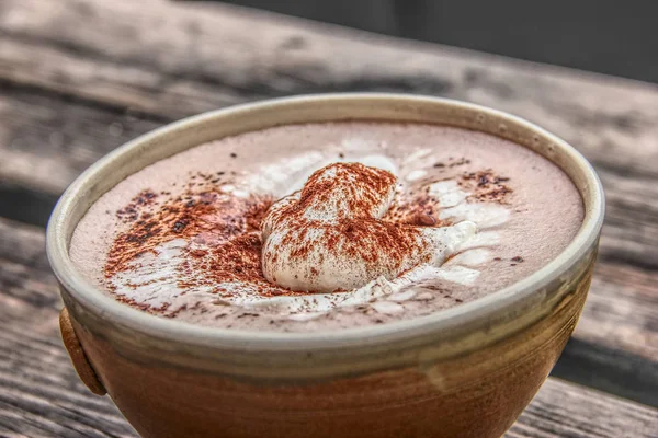 Eski Bir Ahşap Tahta Bardak Sıcak Çikolata — Stok fotoğraf