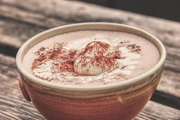 Tasse Heiße Schokolade Tasse Heiße Schokolade Auf Einem Alten Holzbrett — Stockfoto