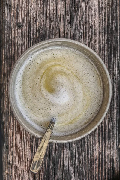 Eski bir ahşap tahta üzerinde bardak sıcak çikolata //Cup sıcak çikolata