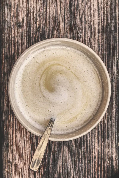 Eski bir ahşap tahta üzerinde bardak sıcak çikolata //Cup sıcak çikolata